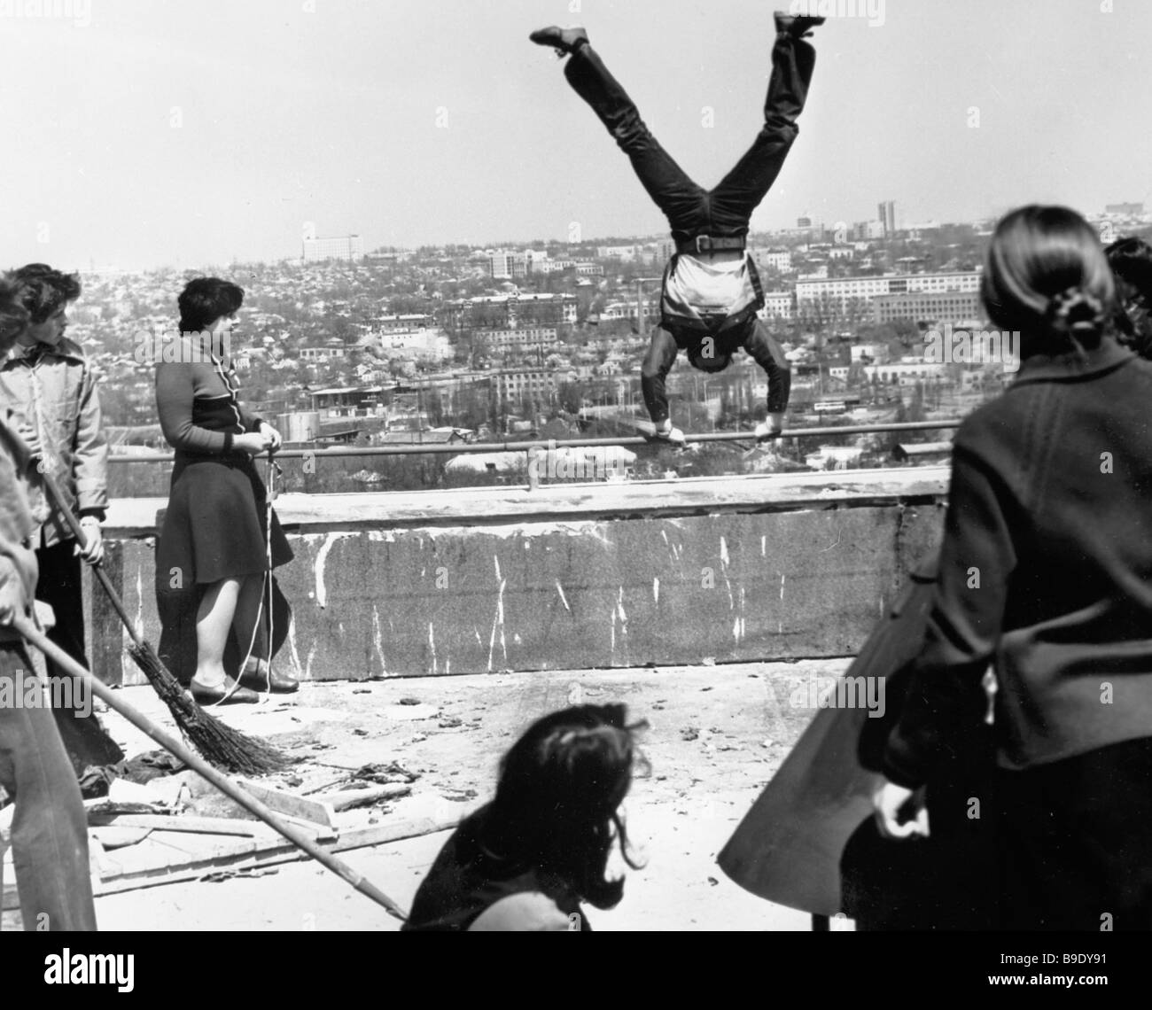 Как снимали любимую песню. Съемки музыкального клипа. Режиссер фильма хороший парень. Съемки кино любовь морковь. Как снимали любимую песню.