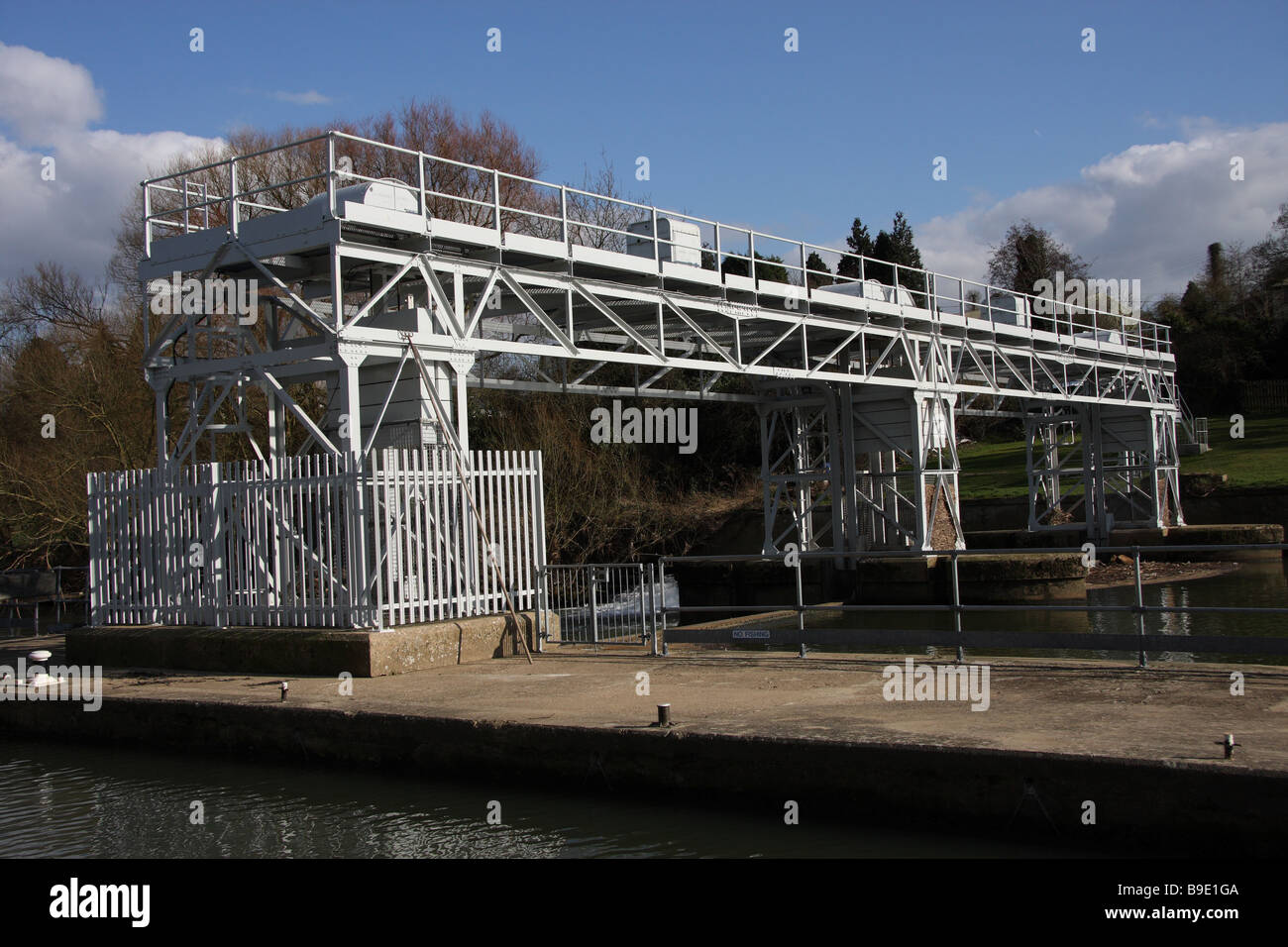 white sluice gate river medway east farleigh flood defence kent england
