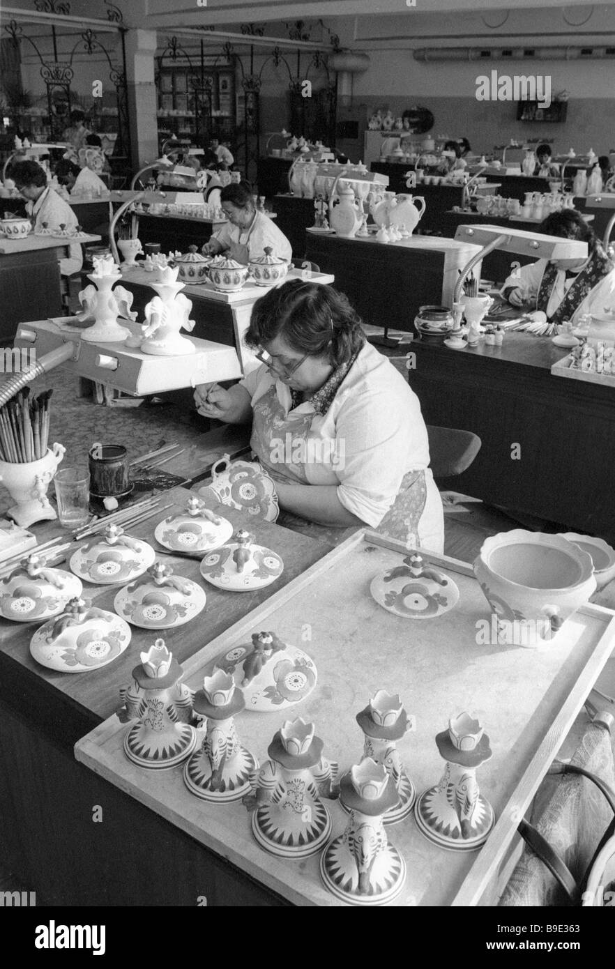 Porcelain and ceramic painting at the Gzhel production