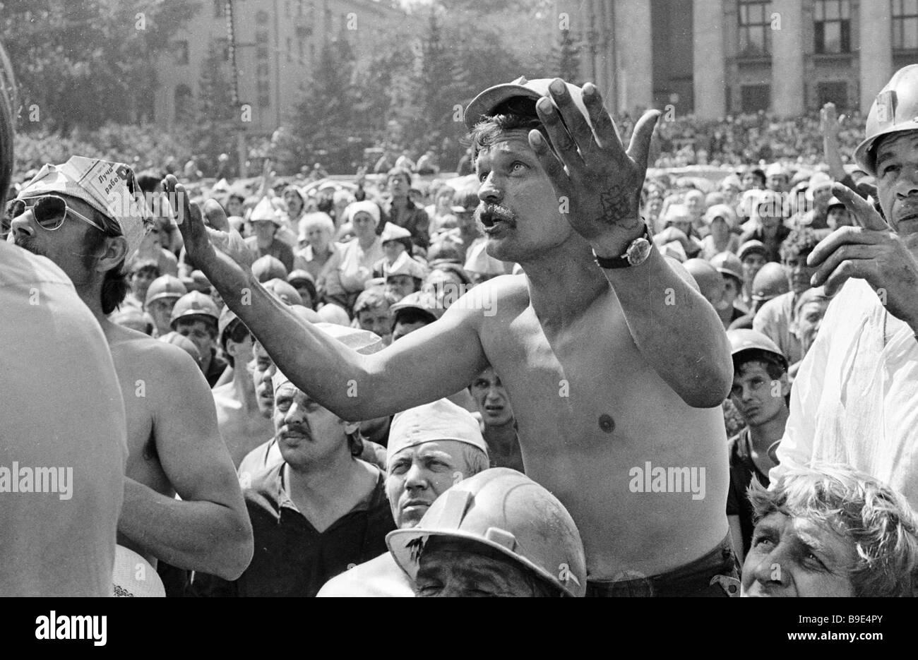 Забастовка в междуреченске 1989. Забастовка шахтеров в кузбассе. Забастовка шахтеров в кузбассе. Забастовки шахтёров ссср в 1989 году. Забастовка шахтеров в кузбассе.