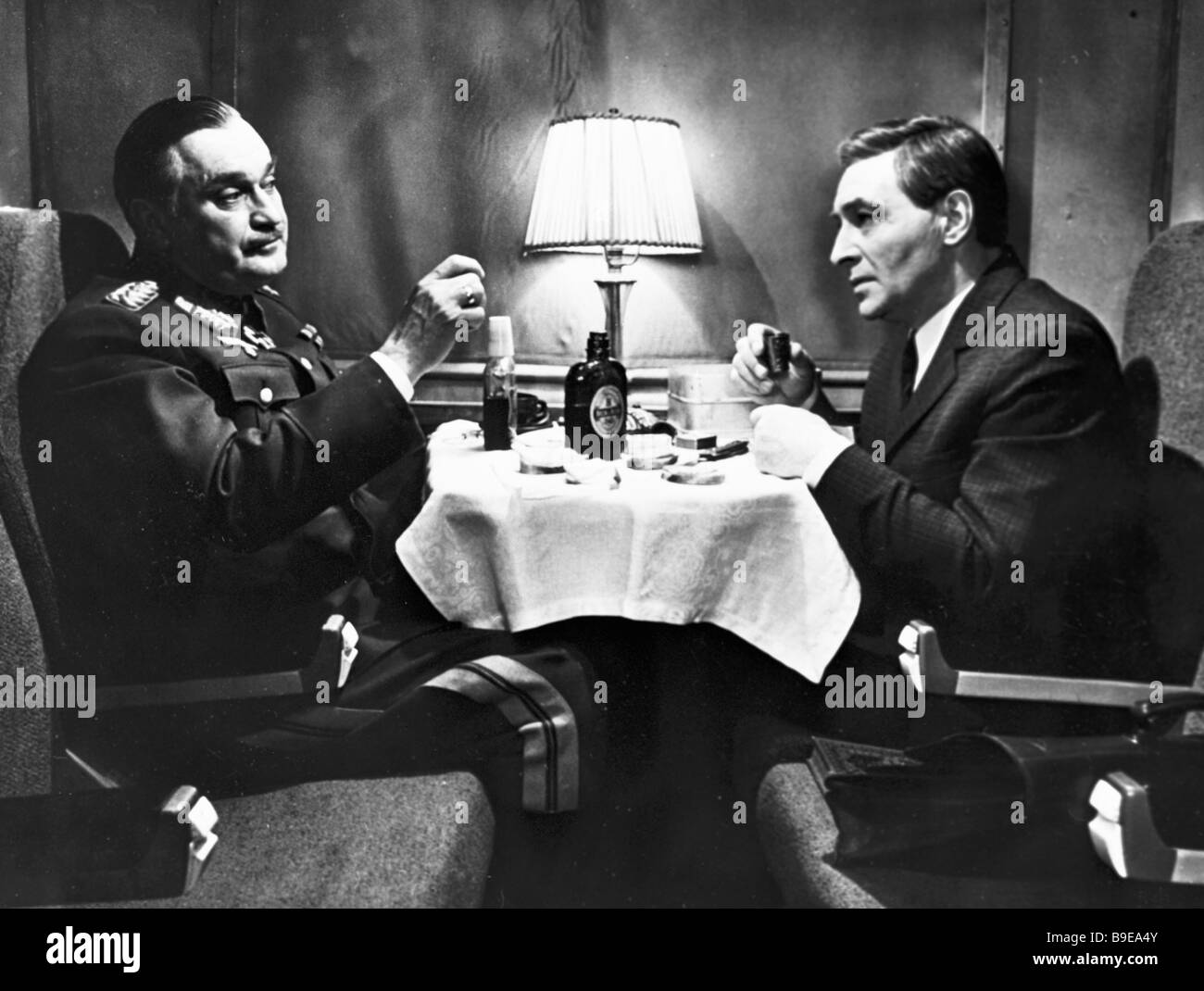 17 мгновений весны генерал вермахта. семнадцать мгновений весны. штирлиц в поезде. штирлиц в поезде. семнадцать мгновений весны борман.