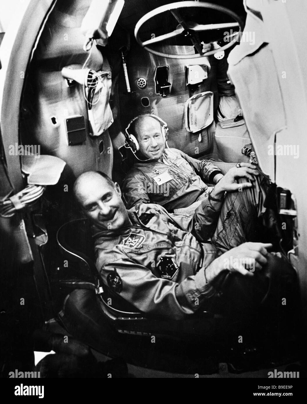 Cosmonaut Alexei Leonov right and astronaut Thomas Stafford left in joint  training Stock Photo - Alamy