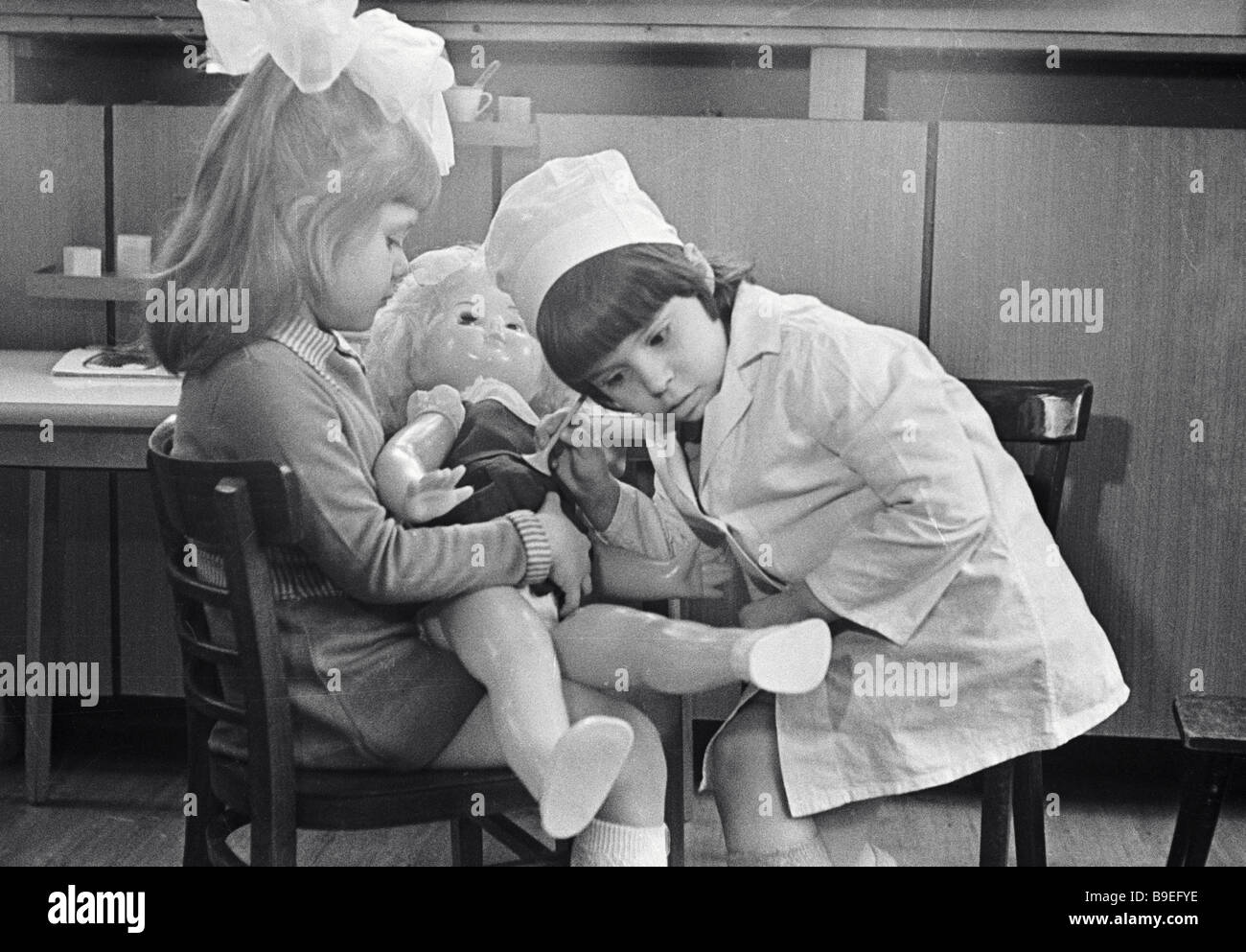  Children from kindergarten play a doctor game Stock Photo - Alamy Bildidee 
