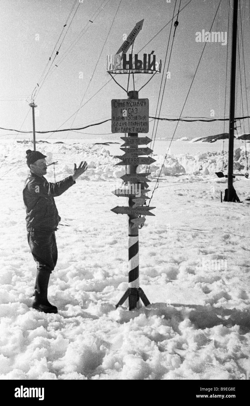 Post with indications of directions and distances Mirny Observatory