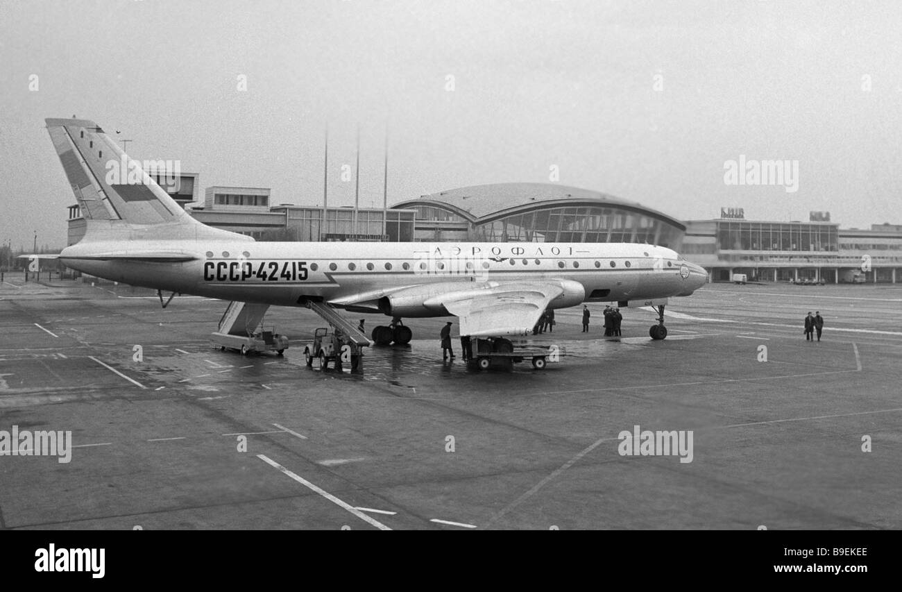 A Tu 104 Aeroflot Jet Opens A Kiev Belgrade Airline Stock Photo - Alamy