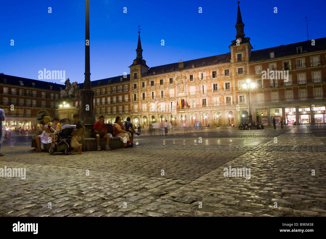 Madrid plaza hi-res stock photography and images - Alamy