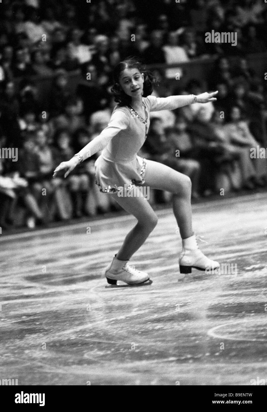 趣味 International FIGURE SKATING OCTOBER2012 1 Angela WANG (USA) - ISU Grand Prix Final 2013-14 Junior