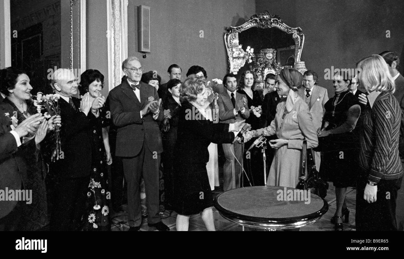 Cuba s famous ballet dancer Alicia Alonso right and prominent Soviet ballet dancer Olga