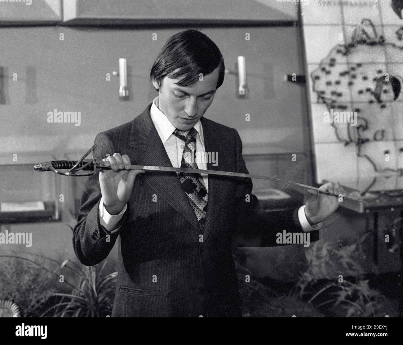 World chess champion Anatoly Karpov inspecting a sabre in the Regional Studies Museum of Zlatoust Stock Photo