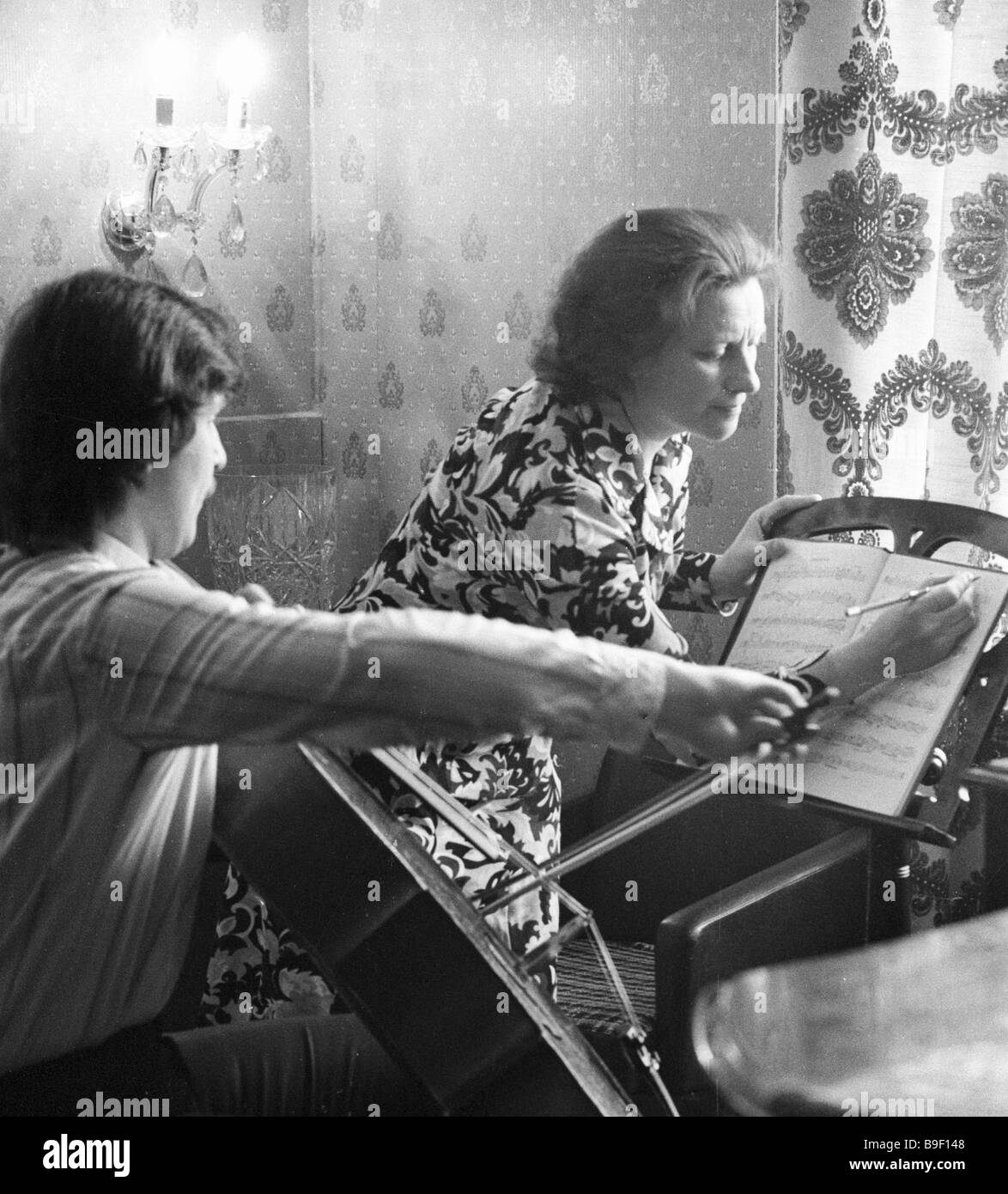 Natalya Shakhovskaya Moscow Conservatory cello professor in class Stock ...