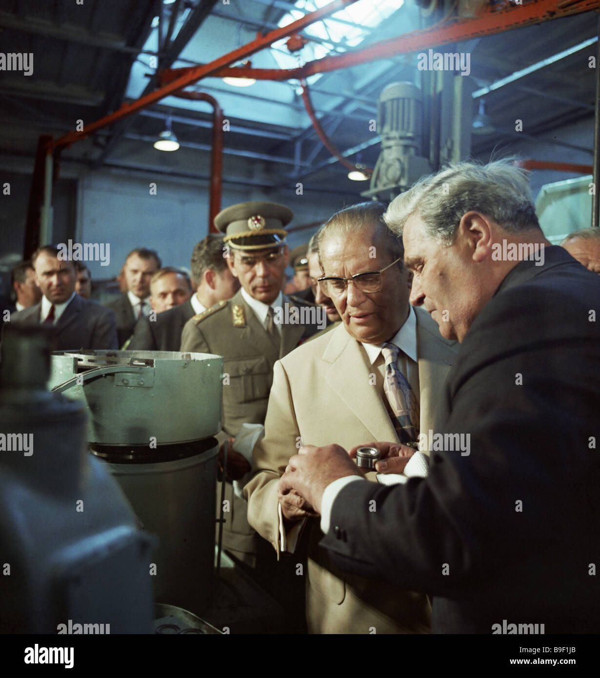 [Obrazek: yugoslav-president-josip-broz-tito-cente...B9F1JB.jpg]