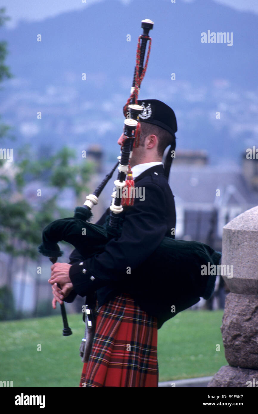 Scotland traditional dress bagpipes hires stock photography and images