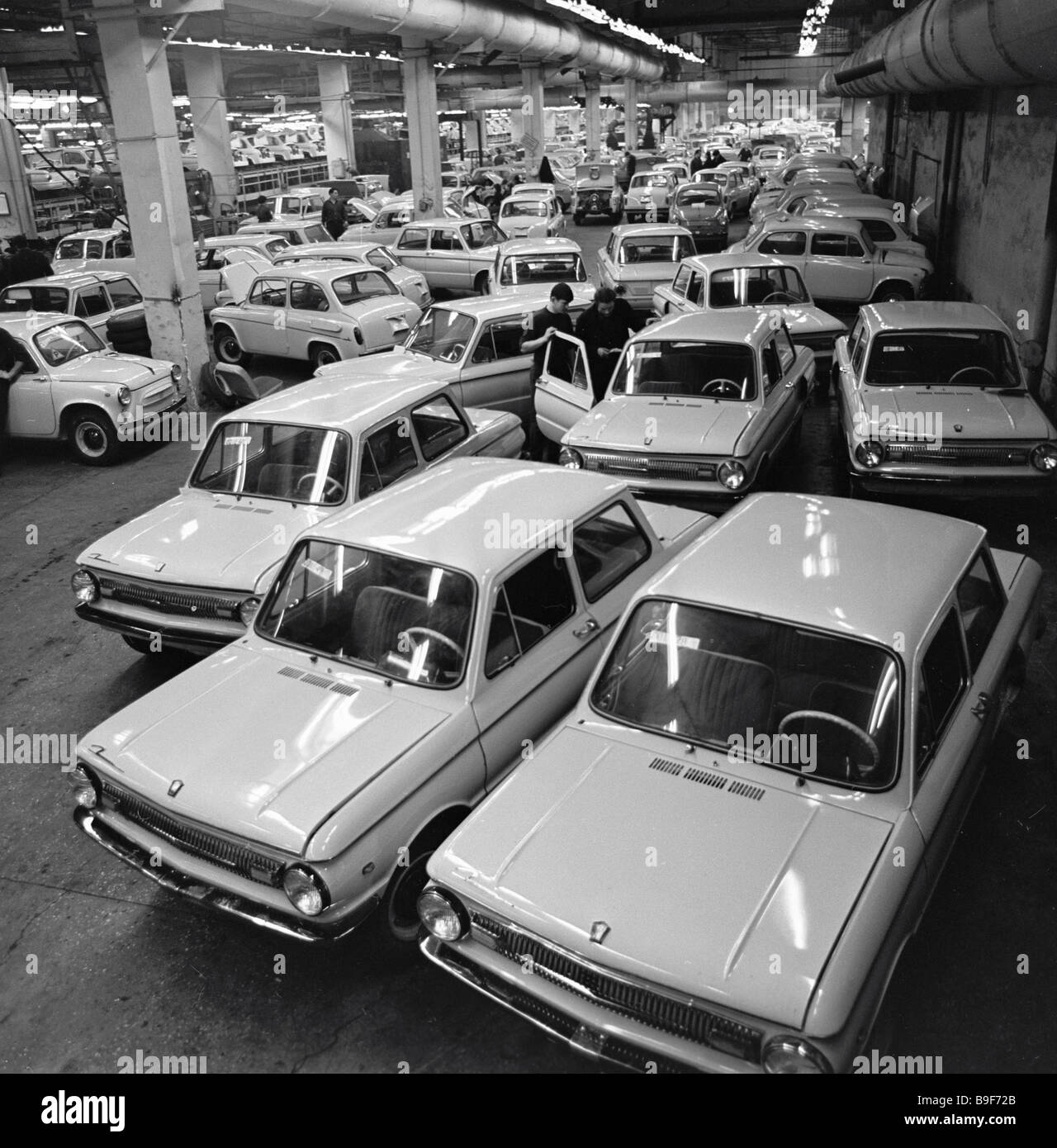 Подержанный автомобиль завод москва. Автомобили японии. Завод москвич 2022. Авторынок московский. Современный авторынок.