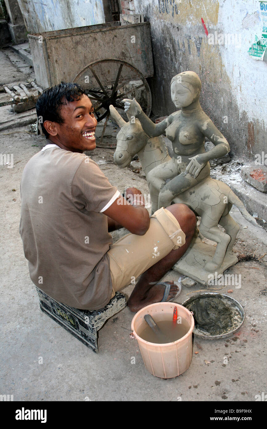 Artisan models clay Statue in the Potters Market, Kumortuli, Kolkata Stock Photo