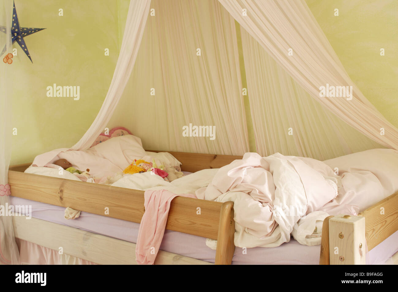 nursery high-bed untidy child's bed stick-bed four-poster bedding carelessly chaos symbol girl-rooms equipment girlish pink Stock Photo