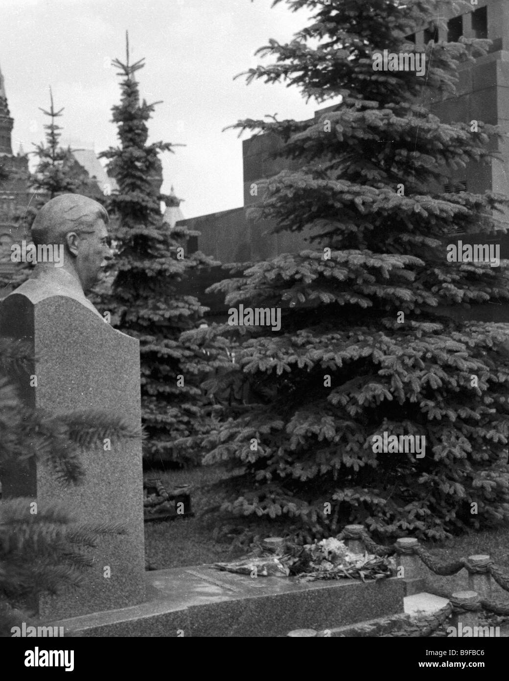 Бюст сталина у кремлевской стены