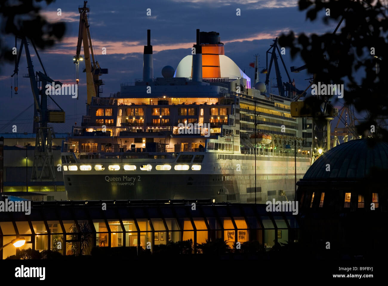Cruise Ship Queen Mary 2 Hamburg Build Hi res Stock Photography And cruise-ship-queen-mary-2-hamburg-build-hi-res-stock-photography-and
