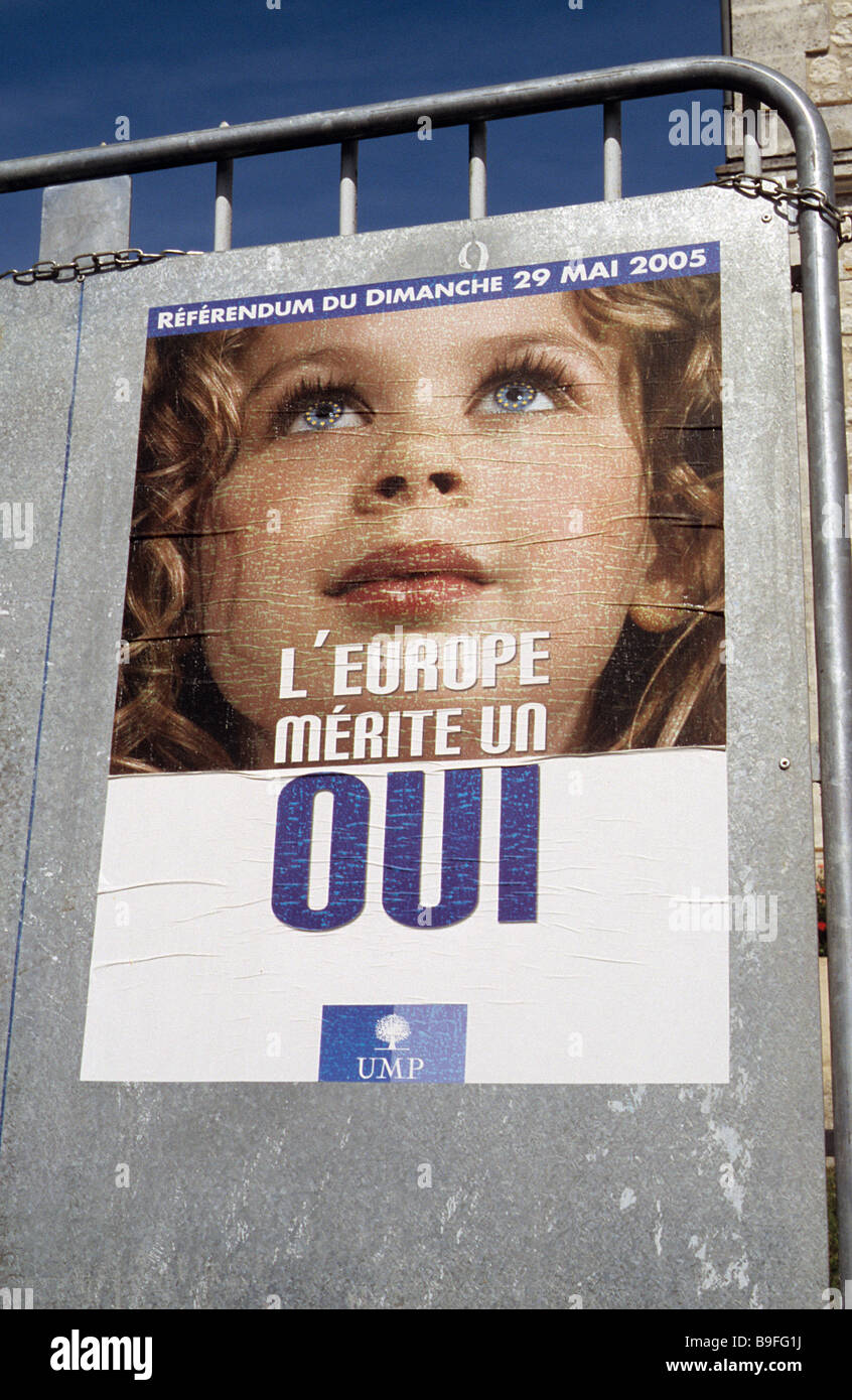France, EC Referendum, May 2005, Poster by UMP urging a yes vote Stock Photo