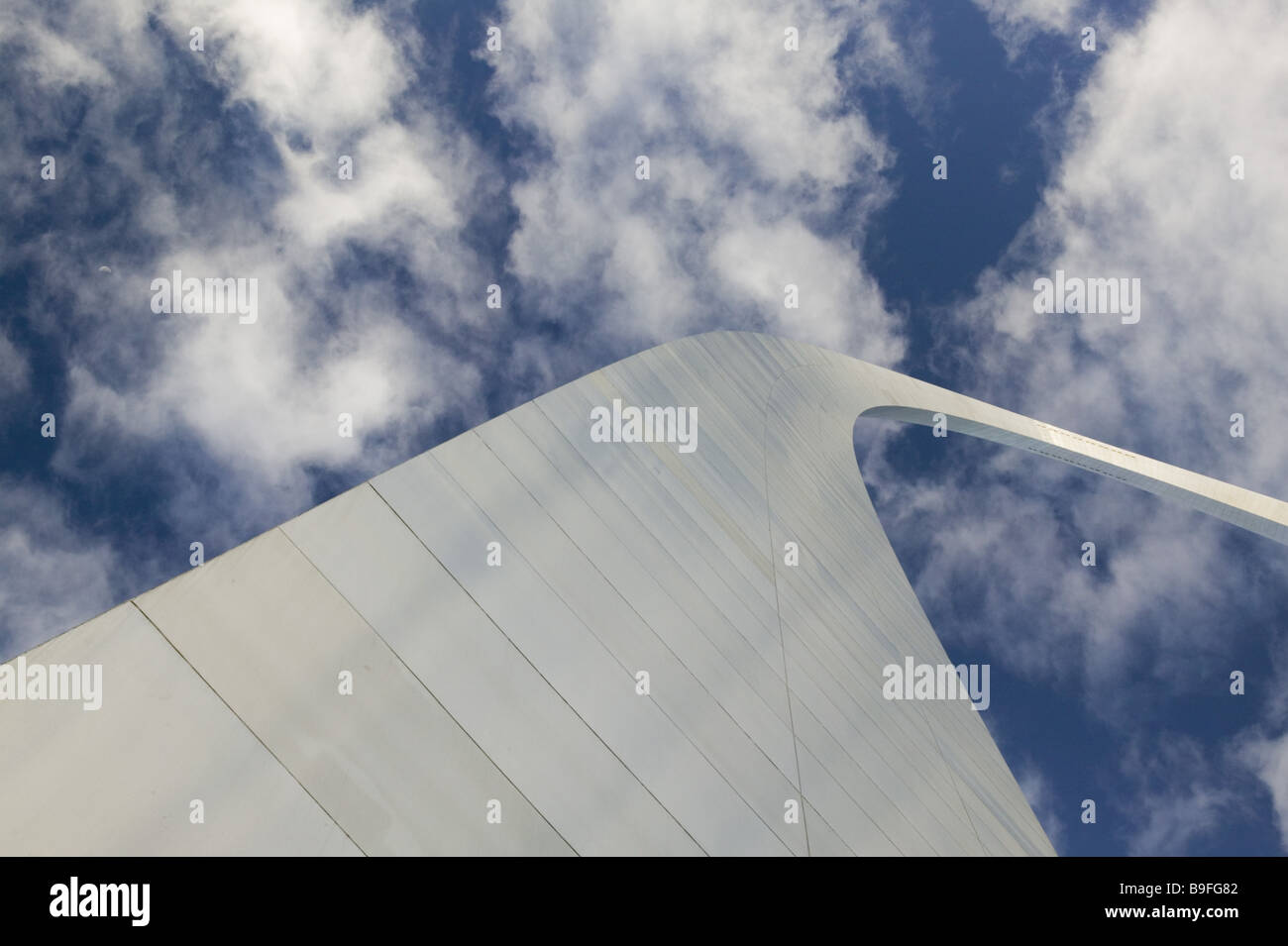 usa Missouri St. Louis 'Gateway Arch' bow detail cloudy-mood gateway of arch' America broached excerpt construction bow Stock Photo