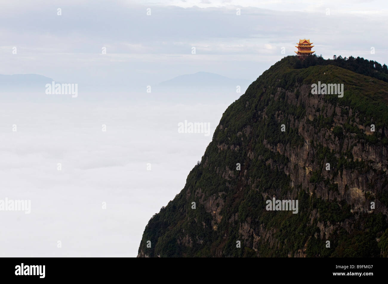 China Sichuan Province Mt Emei Unesco World Heritage site early morning sea of clouds below the Golden Summit temple Stock Photo