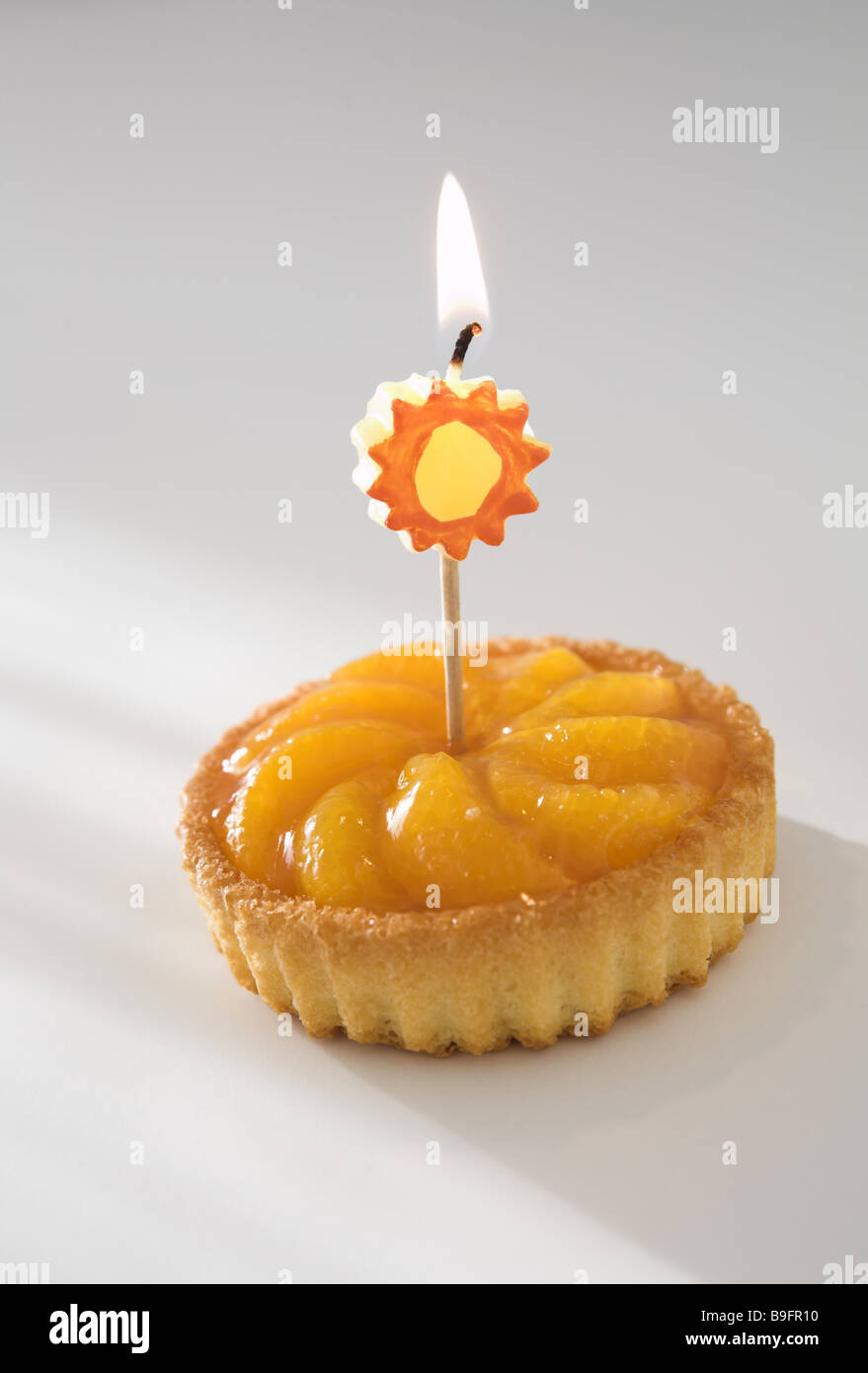 Birthdaytarts candle burn Stock Photo Alamy