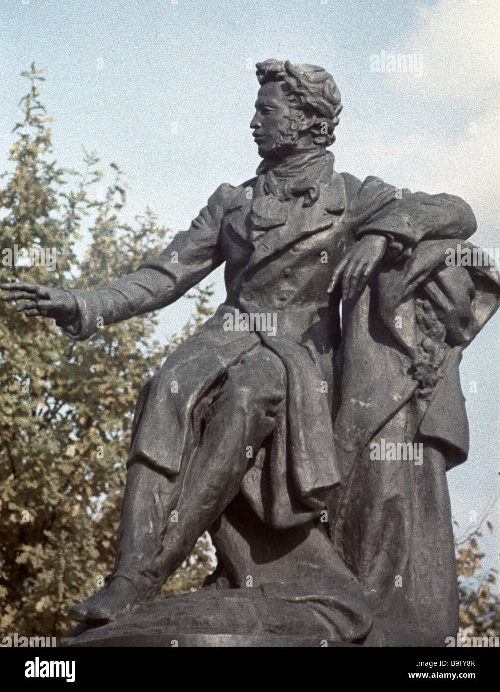 пушкину. к. памятник пушкину на октябрьском бульваре в царском селе. памятник пушкину лицеисту санкт петербург. памятник а.