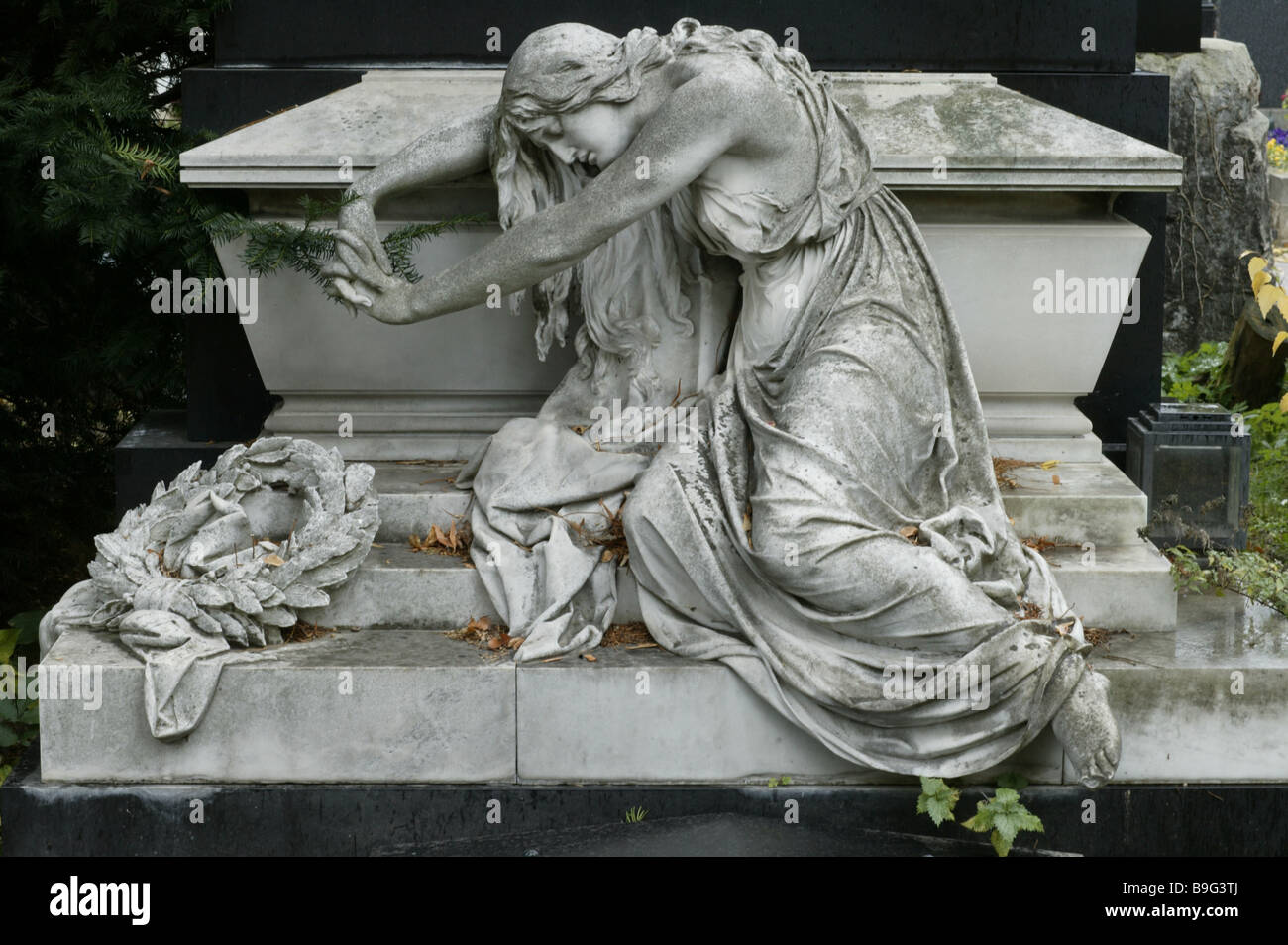 grave yard tombstone statue Stock Photo Alamy