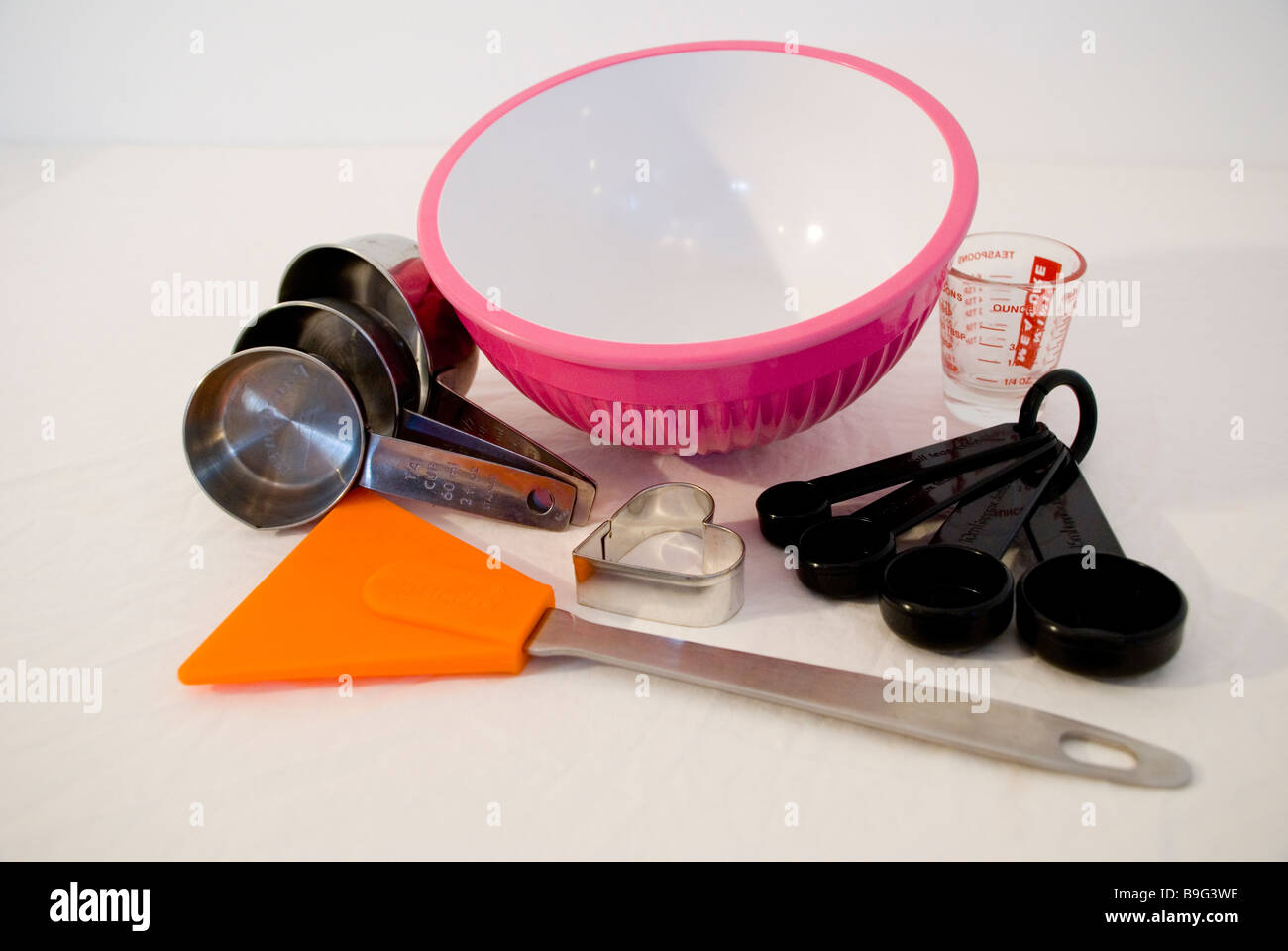 Selection of weighing and measuring kitchen utensils inc. pink bowl