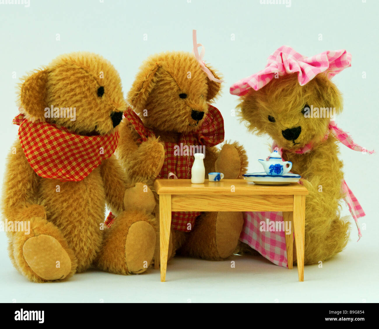 Teddy bear by itself hi-res stock photography and images - Alamy