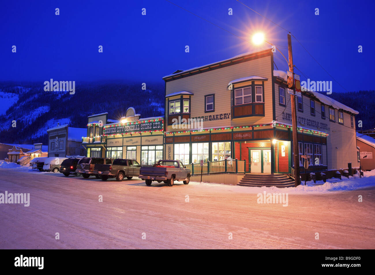 canada-alaska-yukon-territory-dawson-city-locality-perspective-evening