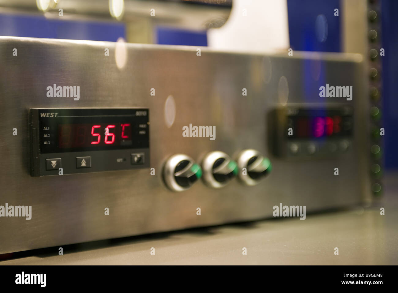 Electronics measuring instrument ad temperature heatdifferences of metals Ad digitally