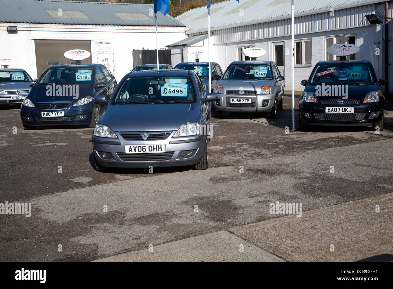 Second hand used cars for sale on garage forecourt Stock Photo