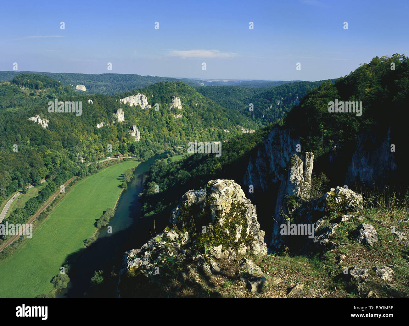 https://c8.alamy.com/comp/B9GM5E/view-view-baden-wrttemberg-mountain-gaze-falcon-stone-castle-place-B9GM5E.jpg
