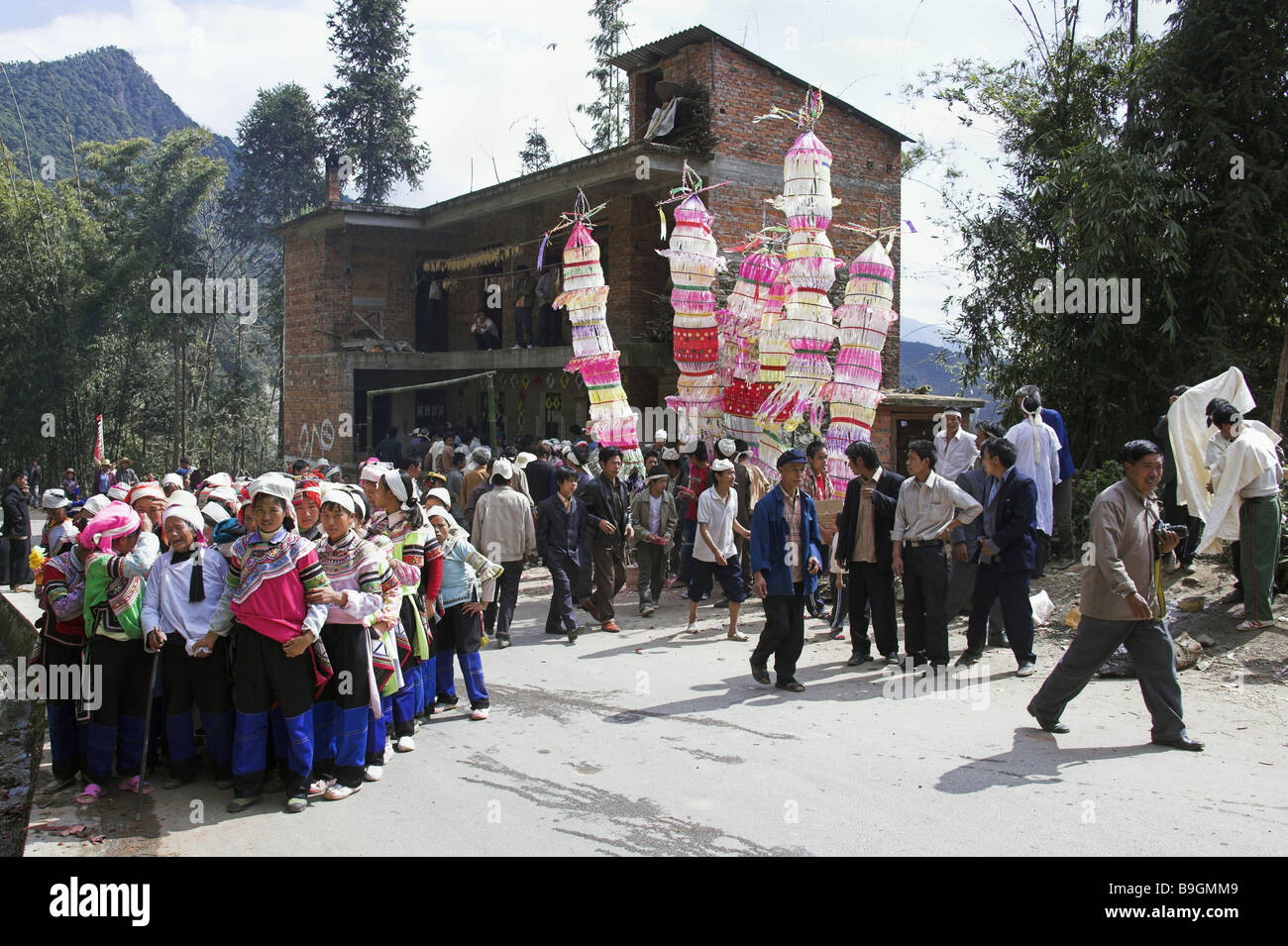 Asia China Kunming burial-ceremony Asia burial burial-rite custom-hood China Chinese family belief group culture Kunming people Stock Photo