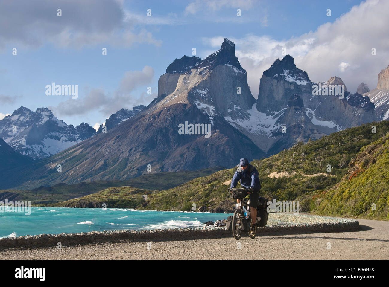 Elk198 4444 Chile Patagonia Torres del Paine NP Lago Pehoe Cuernos massif cyclist Stock Photo