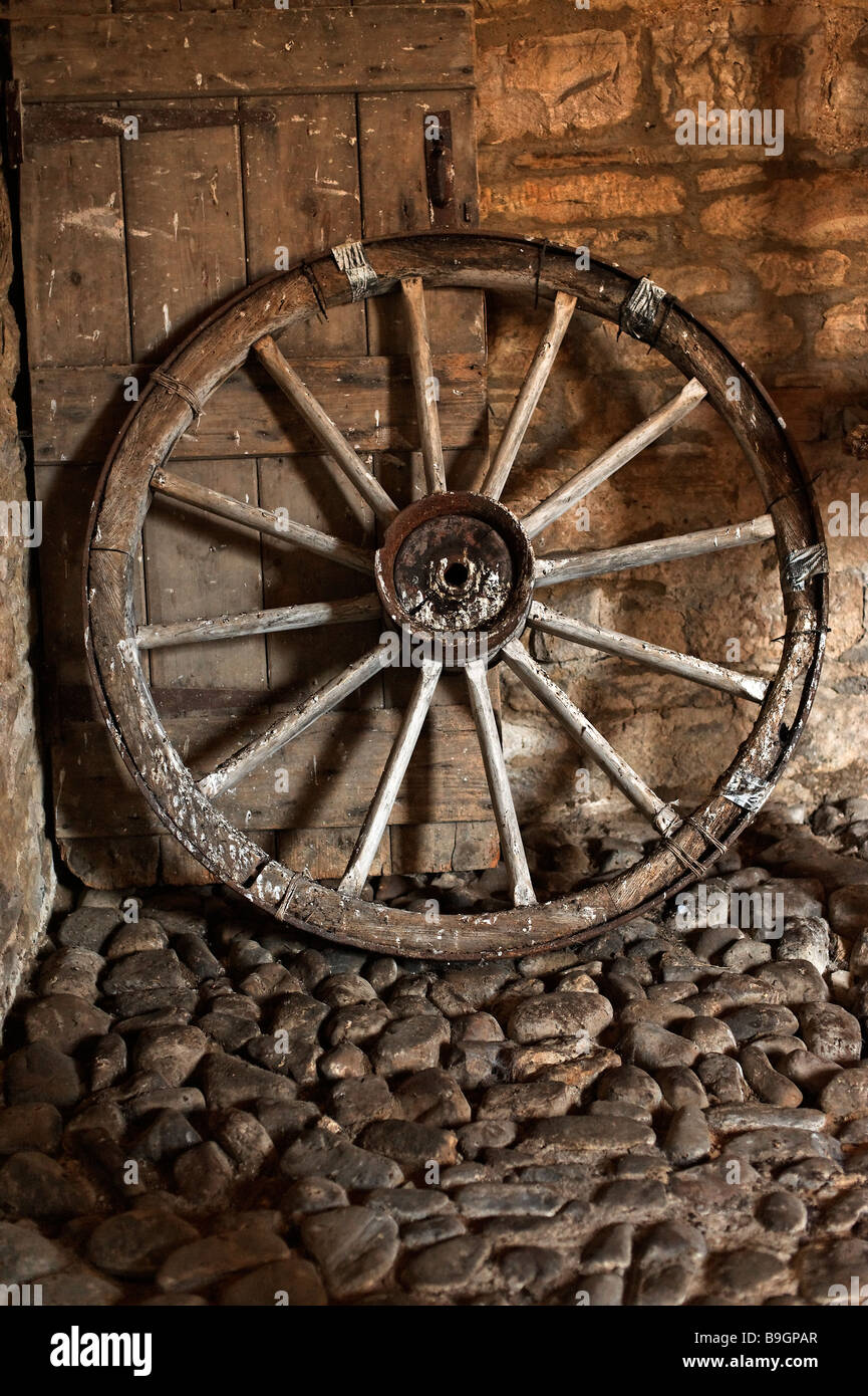 Wooden cartwheel spoked wheel hi-res stock photography and images - Alamy