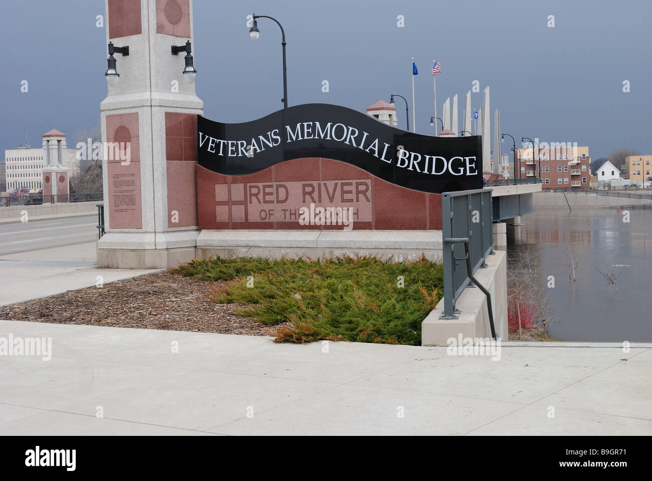Veteran's Bridge over the Red River in Fargo Stock Photo Alamy