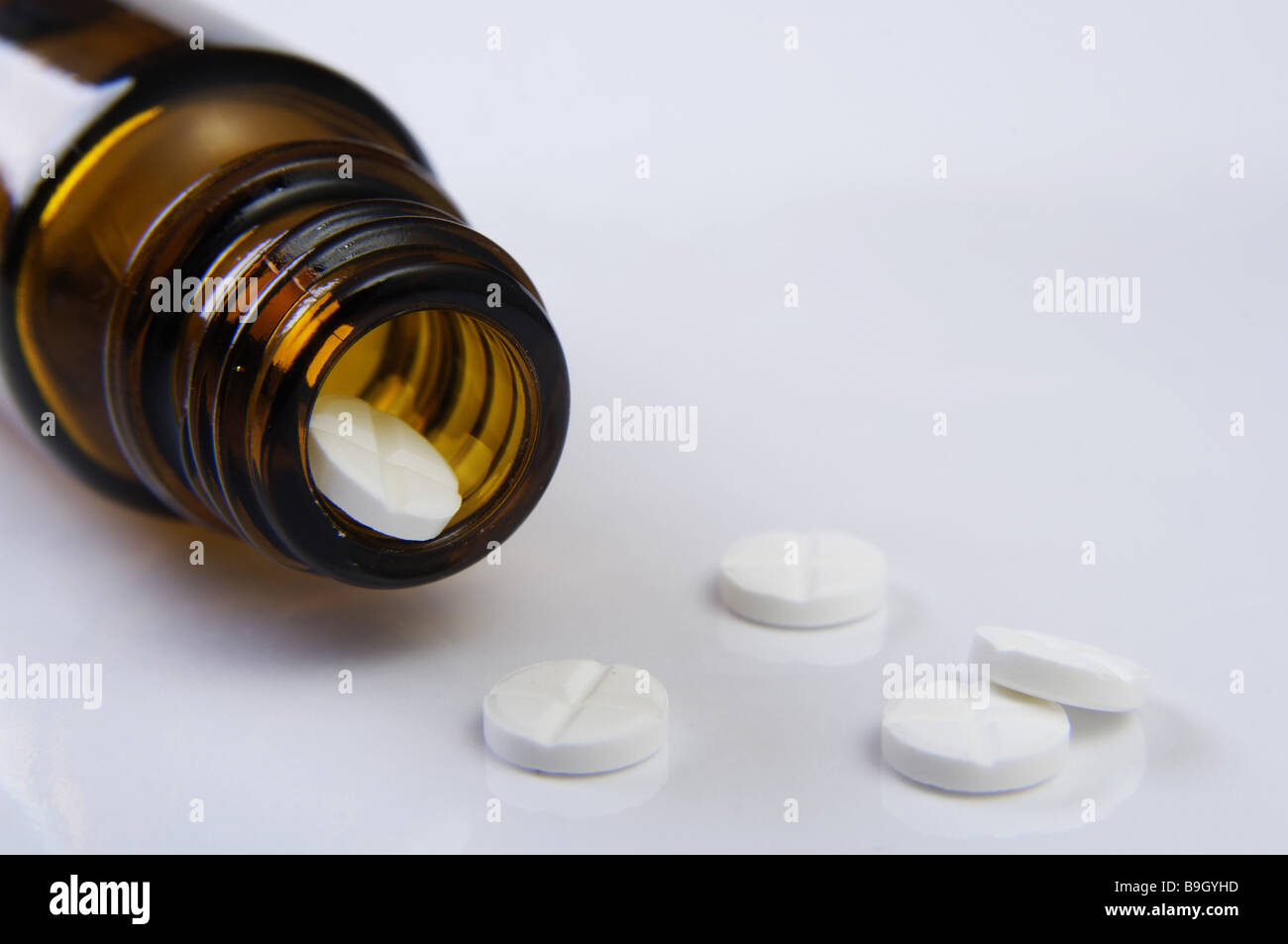 Medicine vial and pills hires stock photography and images Alamy