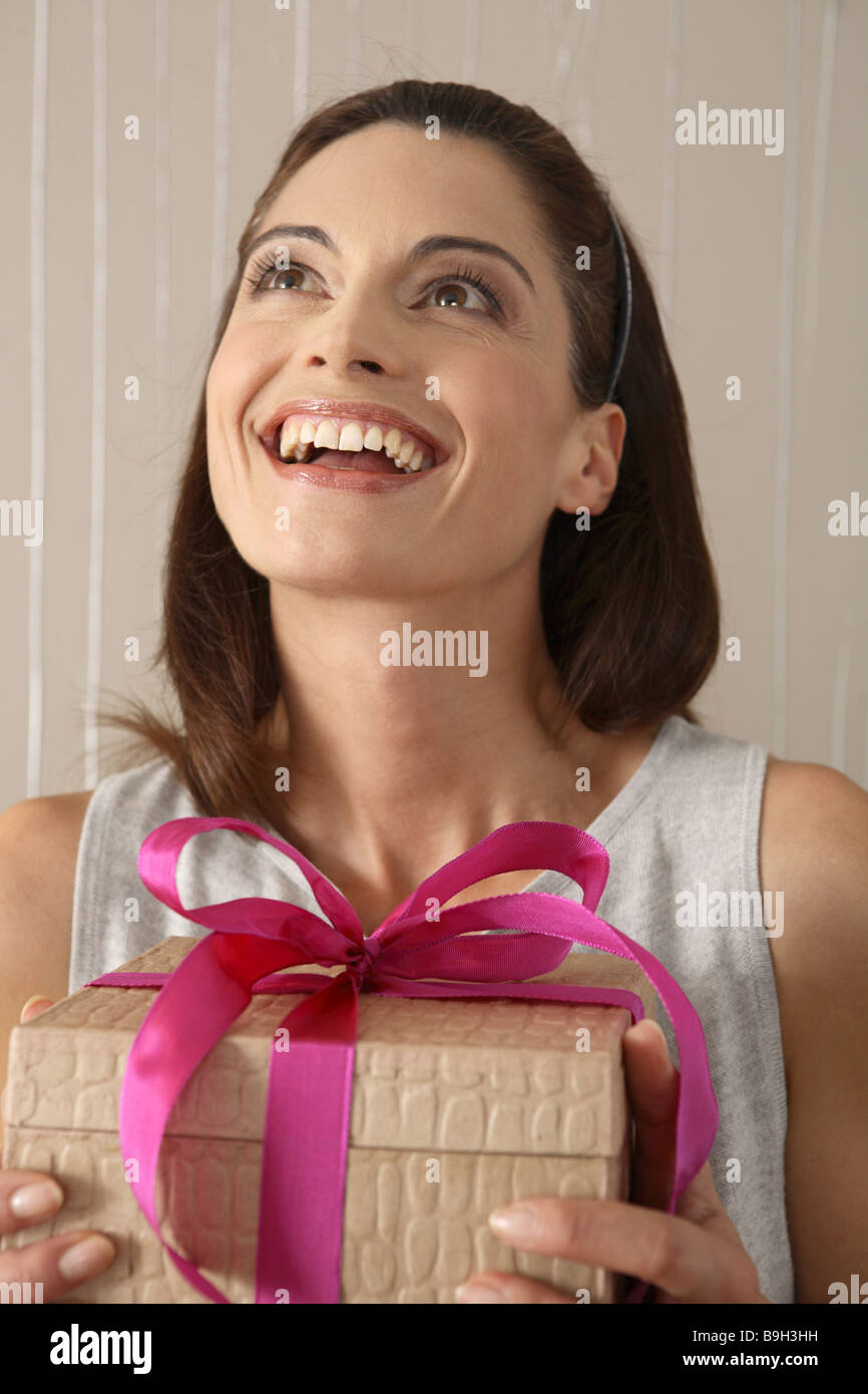Woman young happily smiling gift holding portrait Stock Photo - Alamy