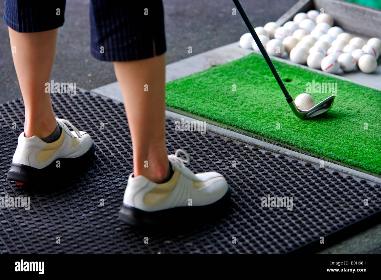 Woman hitting golf balls driving hires stock photography and images