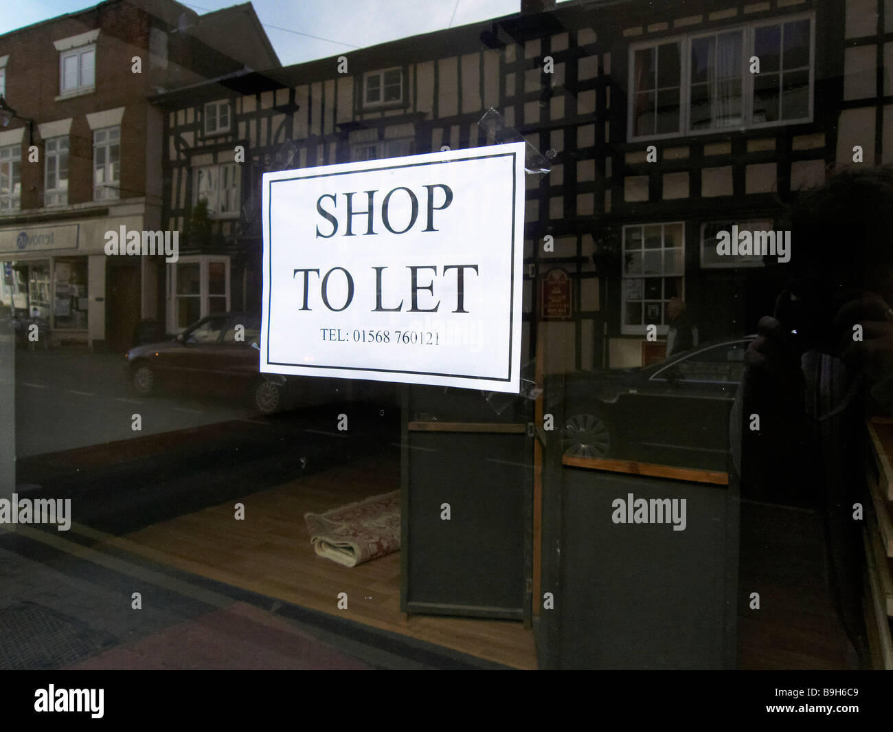 vacant shop unit on high street Stock Photo Alamy