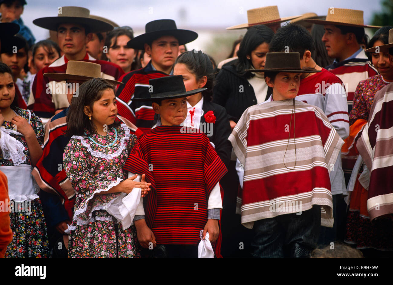 Быт народов аргентины. Чили жители чилийцы. Аргентина национальный костюм Гаучо. Креолы в Латинской Америке. Национальный костюм Чили.