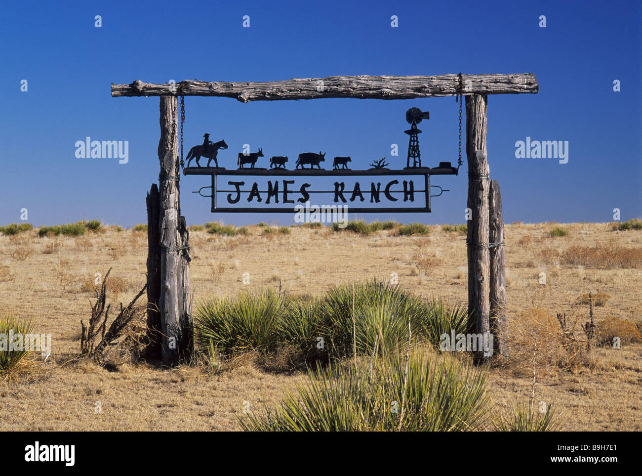 Wrought iron sign ranch gate hires stock photography and images Alamy