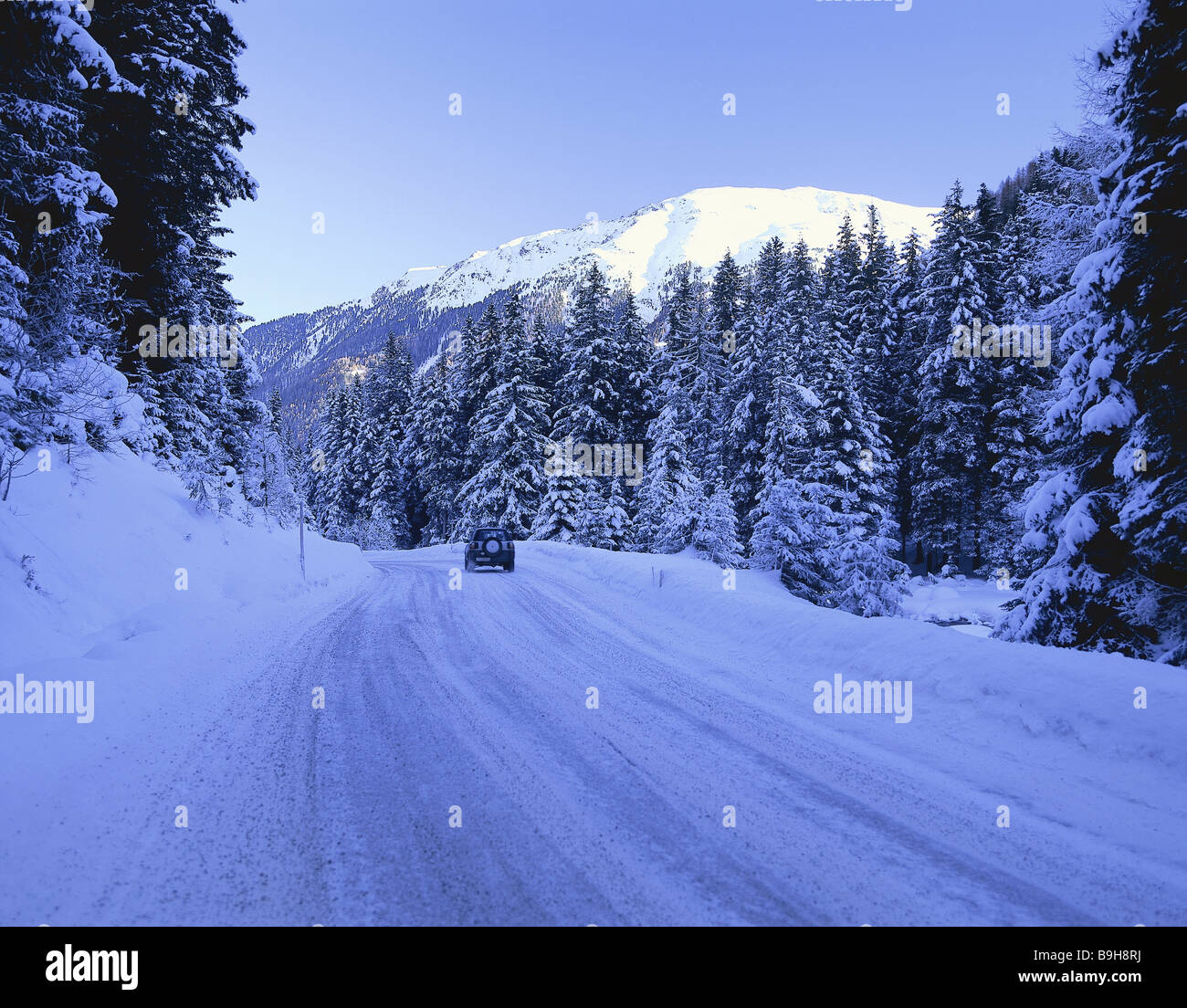 Mountain road in snowy hi-res stock photography and images - Alamy