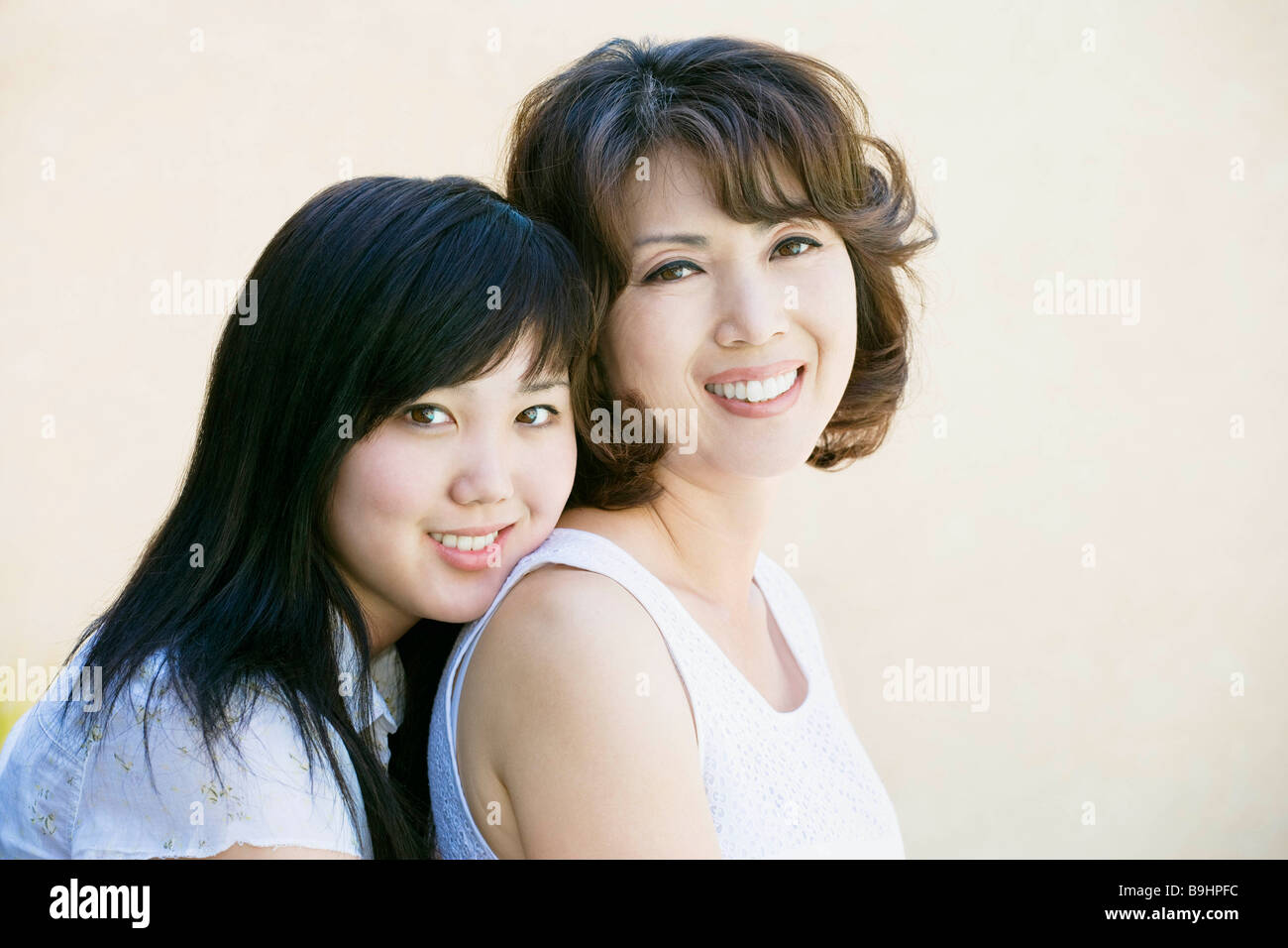 Мама с дочкой япония. Японки мать и дочь красотки. Сразу две улыбки маме. Дочка и мать улыбаются лоб в лоб. Её улыбка мама фото фон.
