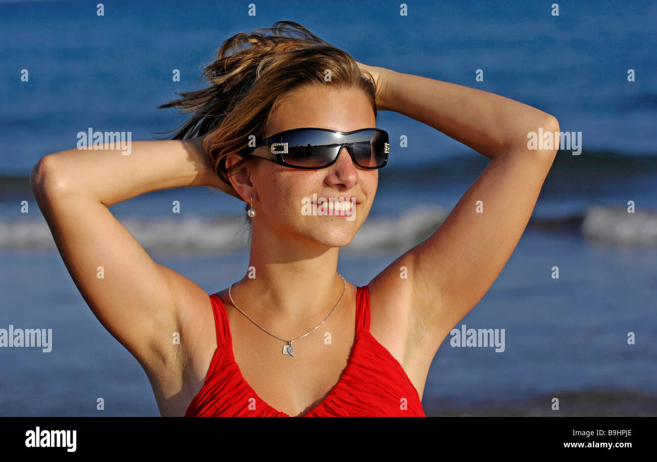 People wearing sunglasses hi-res stock photography and images - Alamy