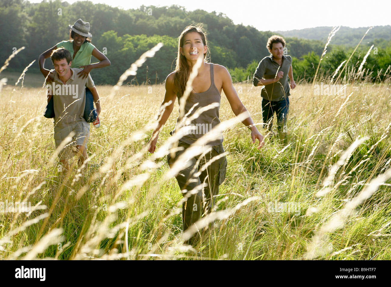 Гулять с друзьями. Поля и их друзья. Семья в поле спиной. Поля и их друзья. Люди бегут в поле.