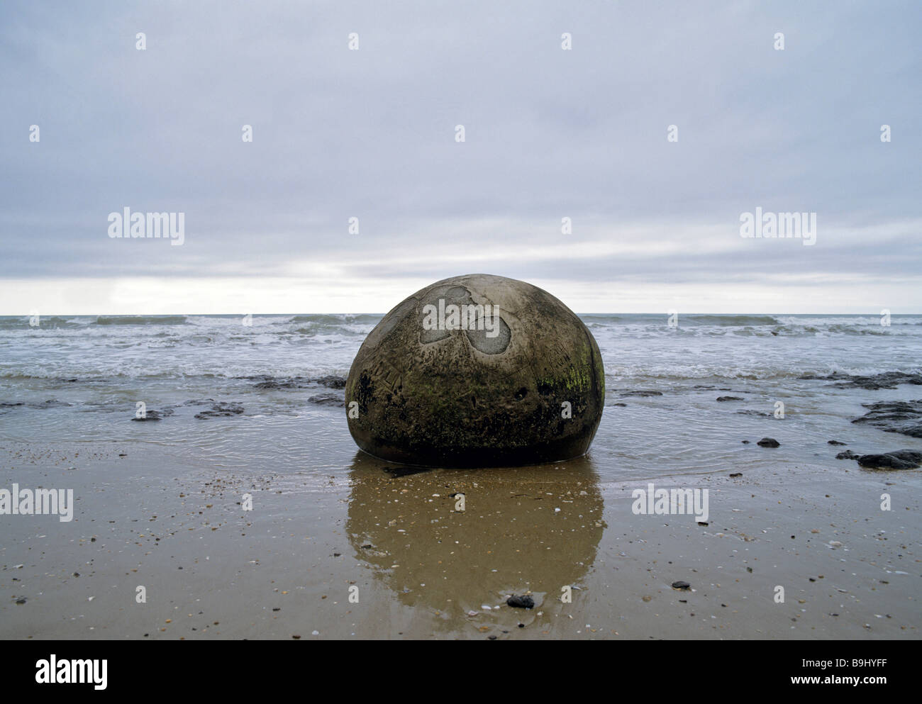 A giant ball shaped boulder almost covered in sand on the beach at Moeraki  South Island New Zealand Stock Photo - Alamy, boulder ball 