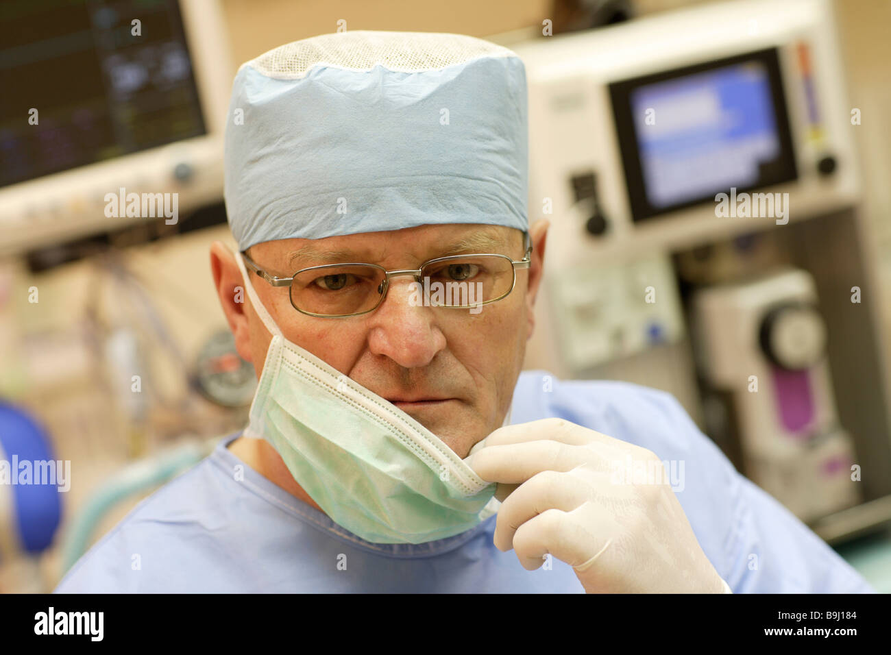 Doctor wearing surgical mask in the operating room Stock Photo - Alamy