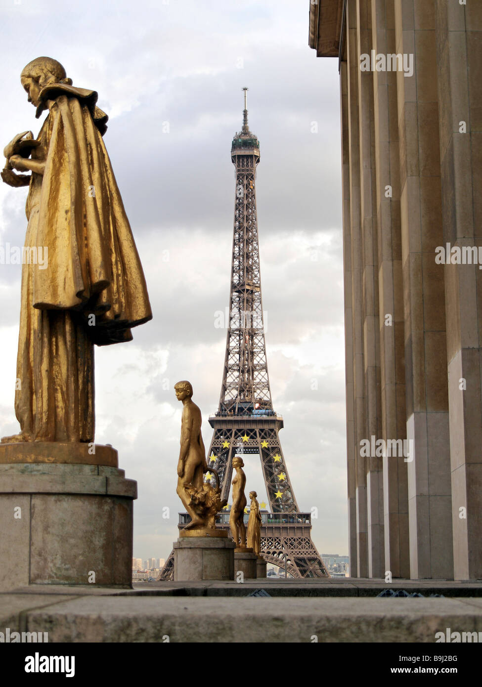 Statues at the Palais de Chaillot and the Eiffel Tower, Paris, France, Europe Stock Photo